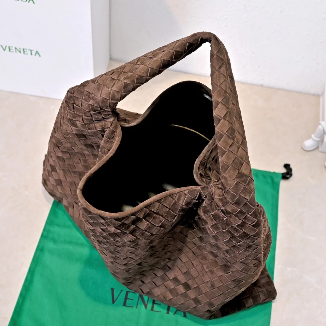 Batch 2160 #Bv Yangjin large size HOP cowhide, the bag body and handles are made of a whole piece of woven leather. The bag body is soft and lazy. Hop symbolizes the praise of innovation and eternal craftsmanship [love]. The pyramid silhouette combines practicality and fashion. Modern and casual, the bag mouth is double-sided closed design, more convenient and safe! Made of soft cowhide and full of texture, this is a must-have for fashionable ladies who like minimalism, comfort and casualness! Model: 3970 Dimensions: 54x24x13